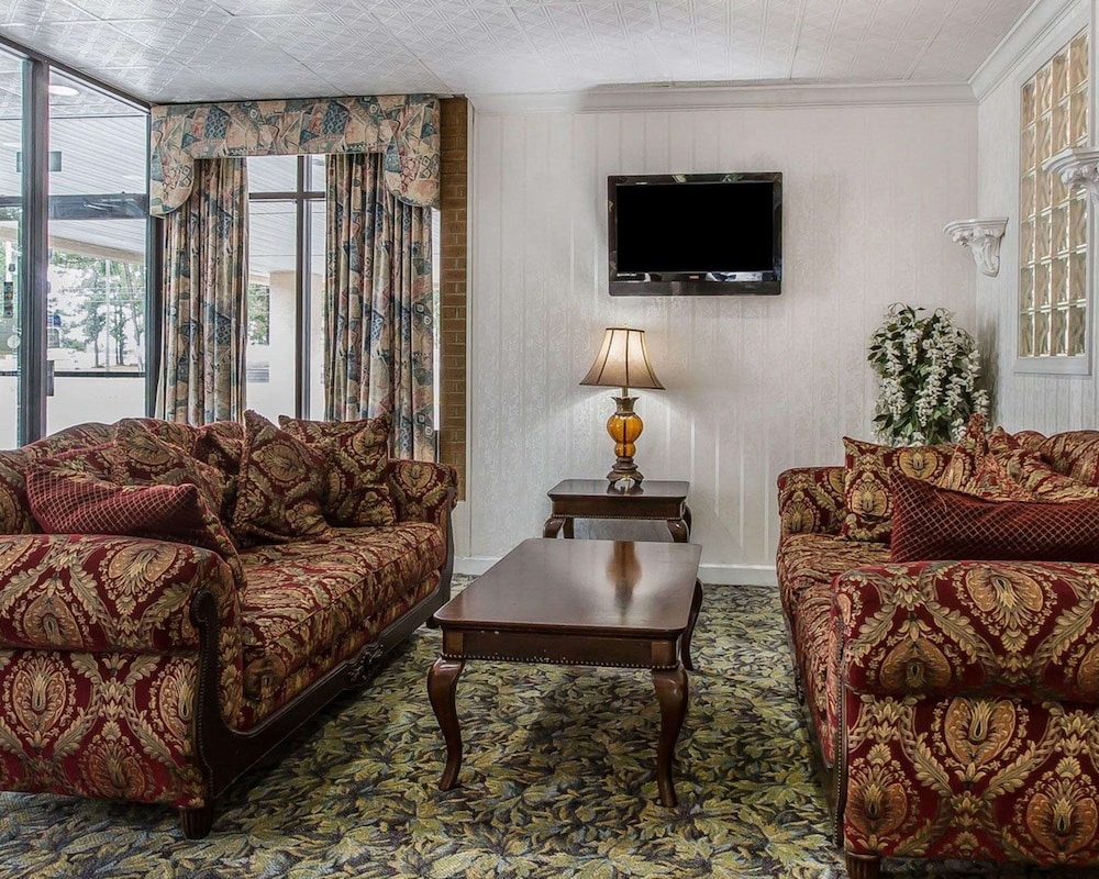 Econo Lodge Douglas - photo 2