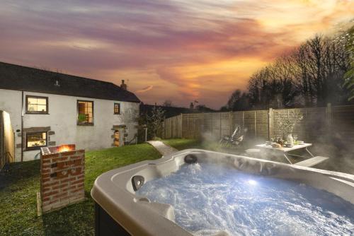 The Old Hay Barn Hot Tub Pet Friendly in Penzance, United Kingdom