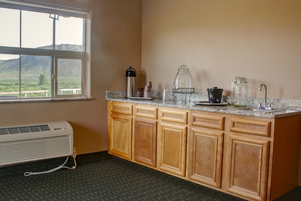 Allington Inn & Suites - photo 25