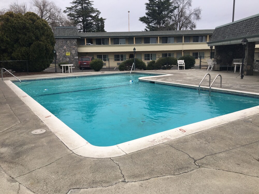Econo Lodge Inn and Suites Central - photo 14