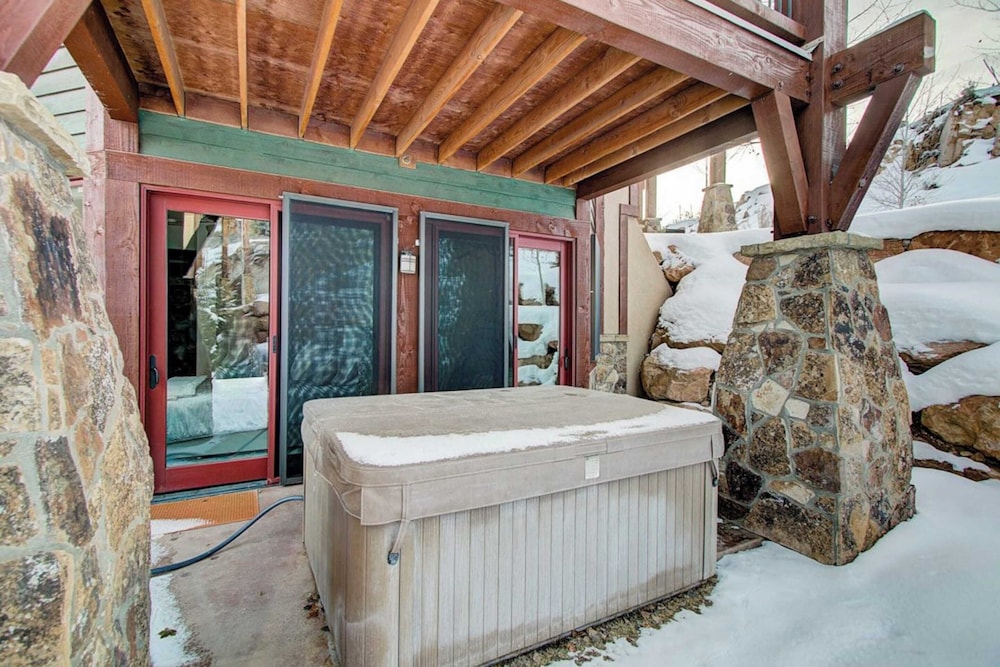 Fairway Ski and Golf Retreat by Avantstay Blocks From the Ski Lift Beautiful Views w Hot Tub - photo 14
