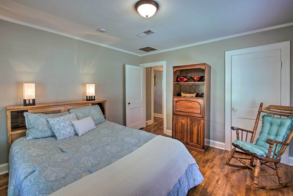 Hot Springs Home Walk to Oaklawn Casino in Hot Springs, United States