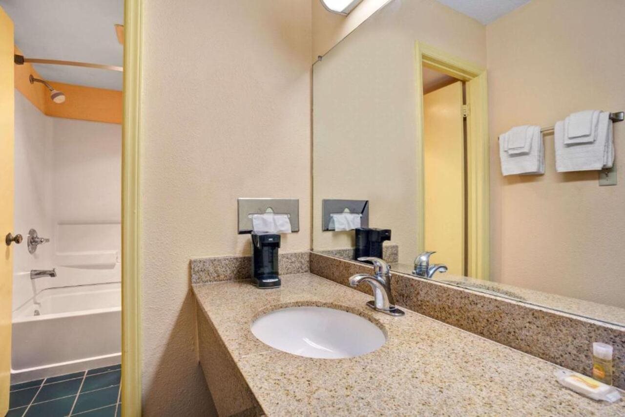 Days Inn by Wyndham Elizabeth City - photo 15