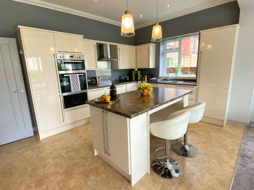 Beautiful Large 4 bedroom House 5 Minute Walk to the Best Beach Great Location Garden Parking Fast WiFi Smart TV Newly decorated sleeps up to 10 Close to Bournemouth & Poole & Sandbanks — 4-Star Luxury Hotel in Bournemouth, United Kingdom
