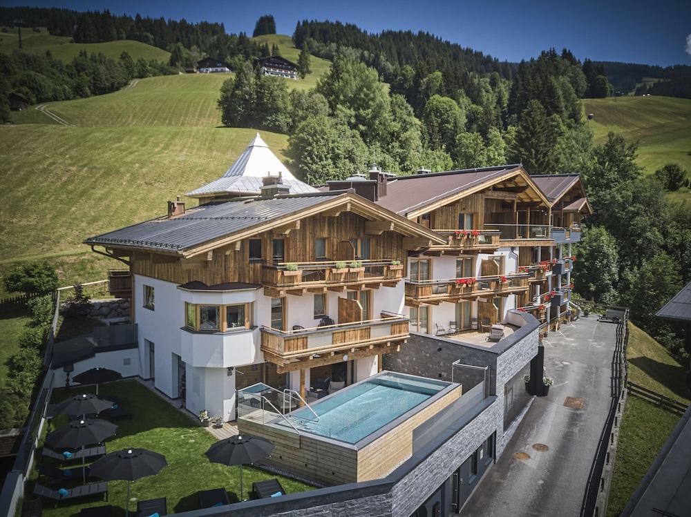 Hotel Astrid inklusive JokerCard Pool und Liegewiese — 4-Star Luxury Hotel in Saalbach, Austria