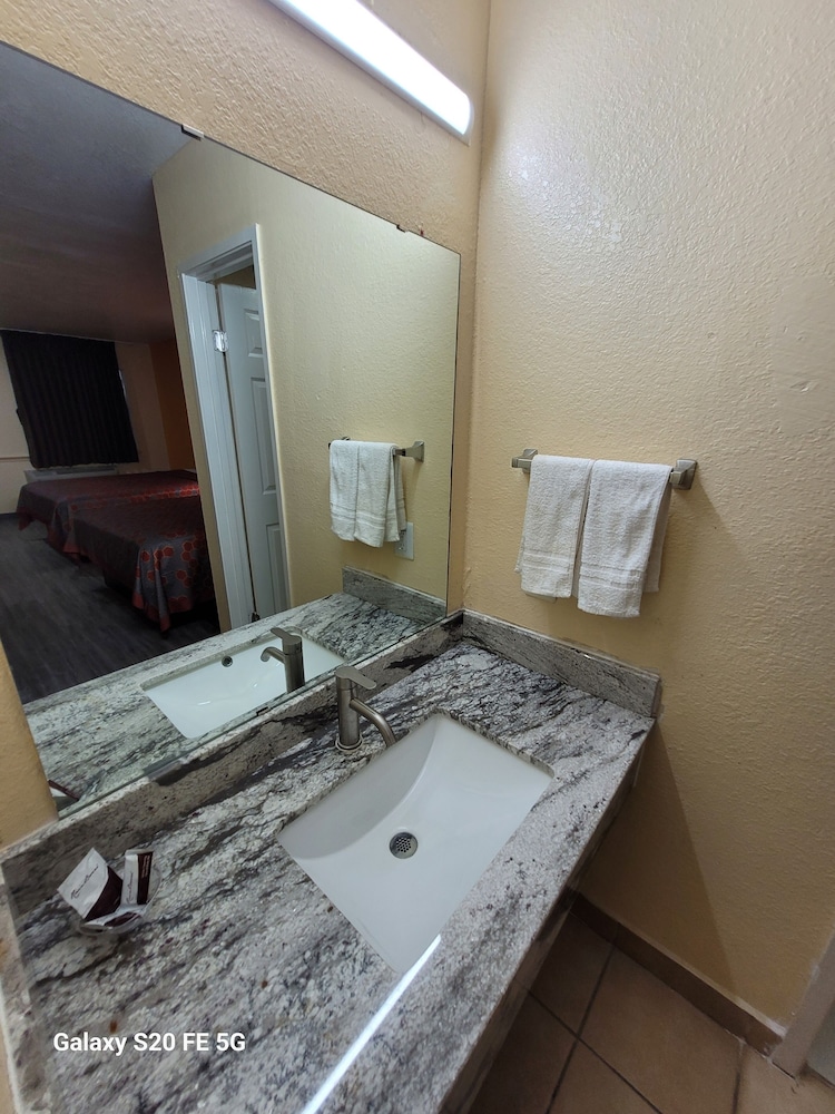La Vista Motel - photo 11