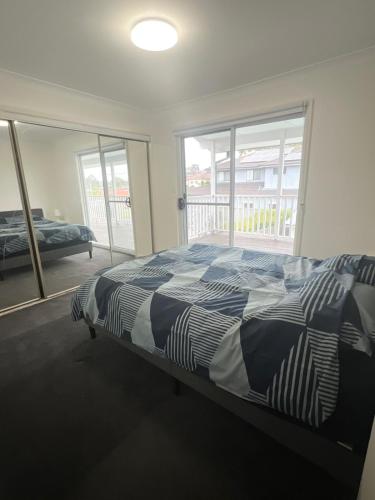 Queen Room with Private Balcony SW4 — hotel in Wentworthville