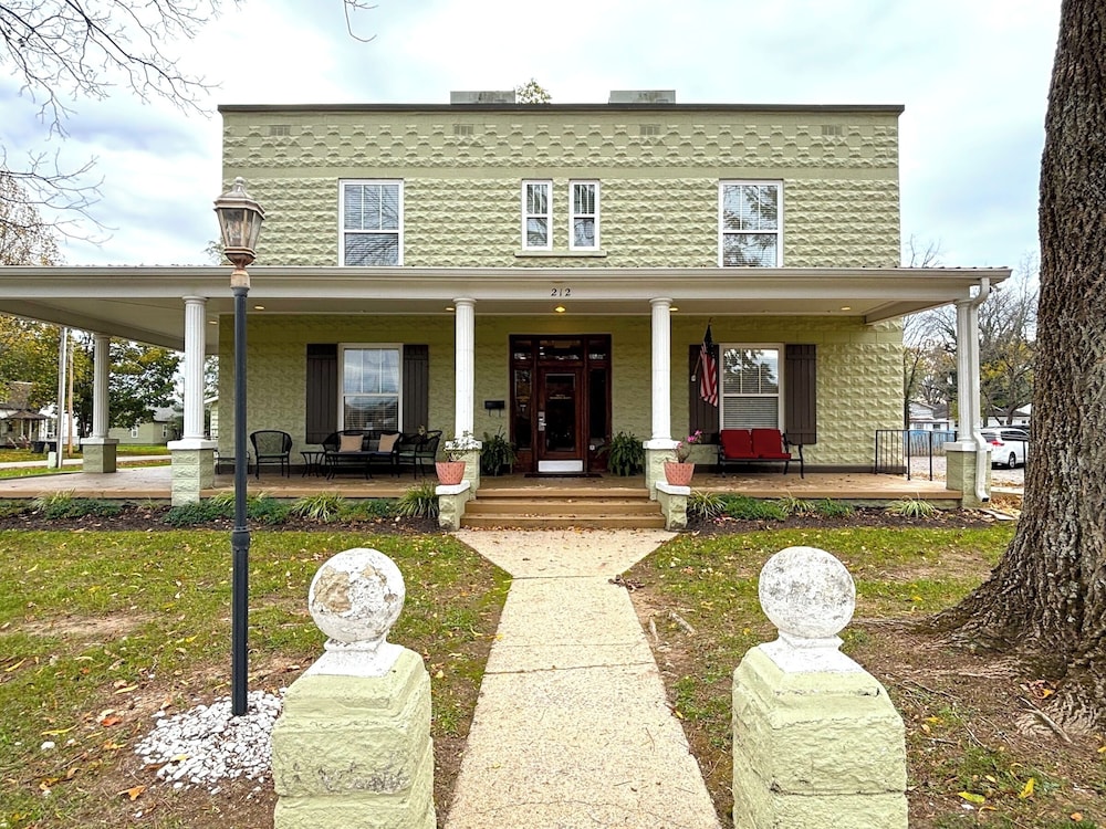 Grand Lux Inn - photo 48