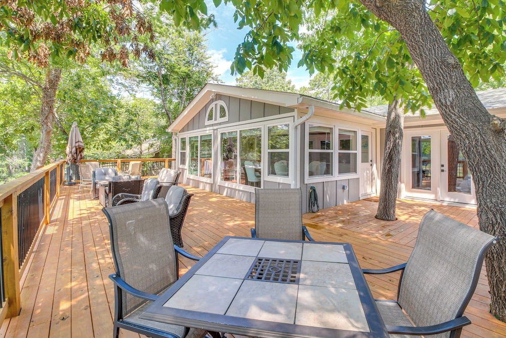 Lake Hamilton Views Hot Springs Family Home — 4-Star Luxury Hotel in Hot Springs, United States