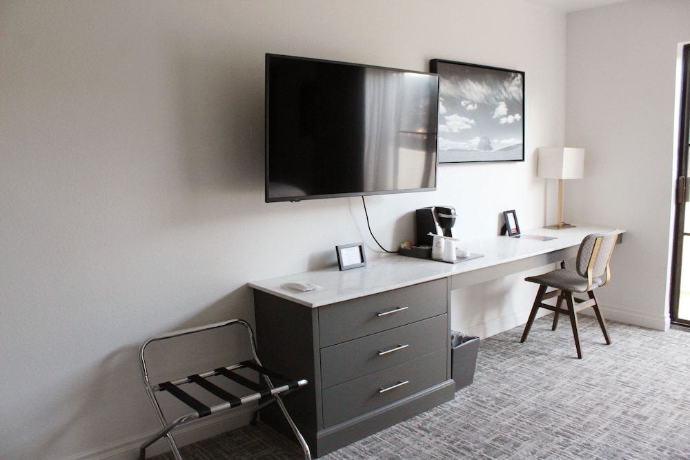 Vinland Hotel and Lounge - photo 30