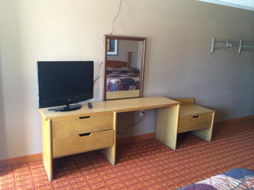 Lake Shore Motel - photo 34