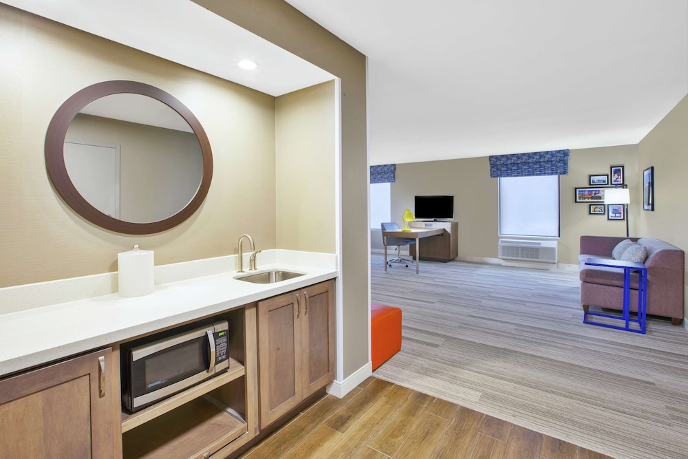 Hampton Inn & Suites Oakwood Village Cleveland - photo 13