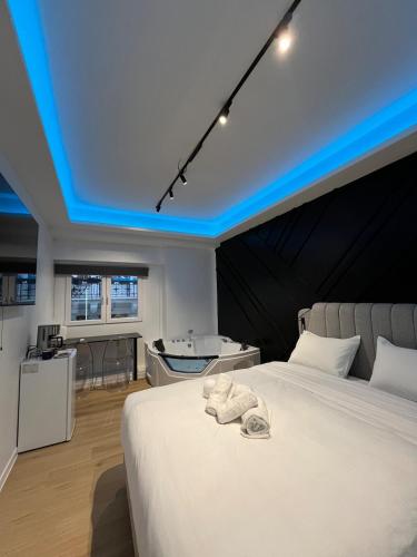 Tsakalof 17 Jacuzzi Kolonaki Suite by Zeus Suites — 4-Star Luxury Hotel in Athens, Greece