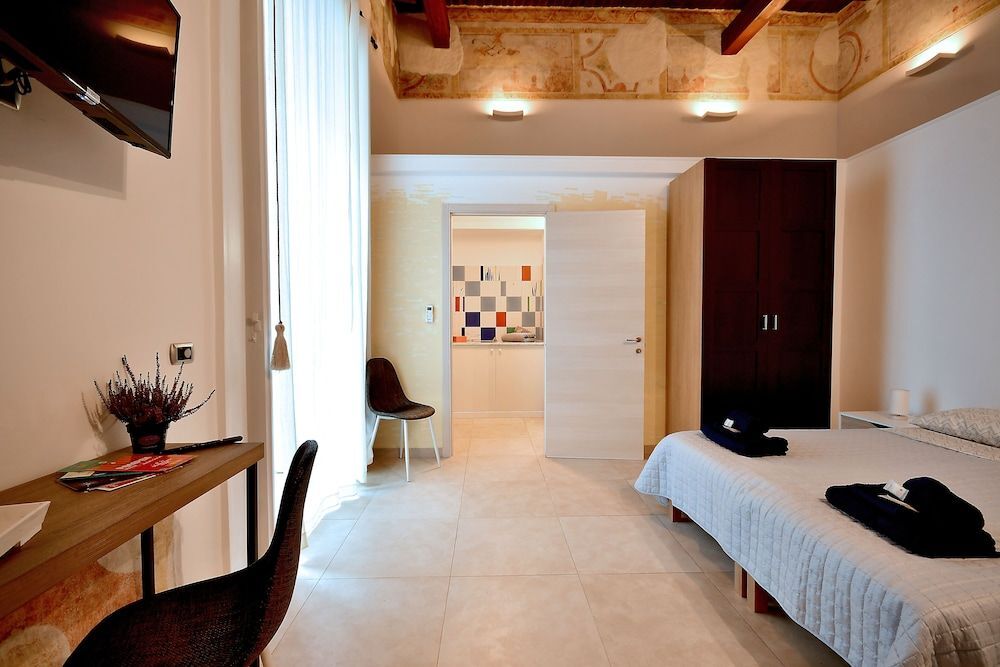Di affreschi e volte — 4-Star Luxury Hotel in Naples, Italy