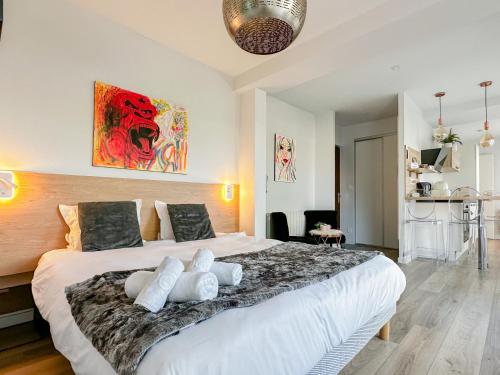 Art Bay 2 Velos Parking — 4-Star Luxury Hotel in Annecy-Le-Vieux, France