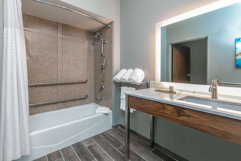 La Quinta Inn & Suites by Wyndham Jacksonville TX - photo 10