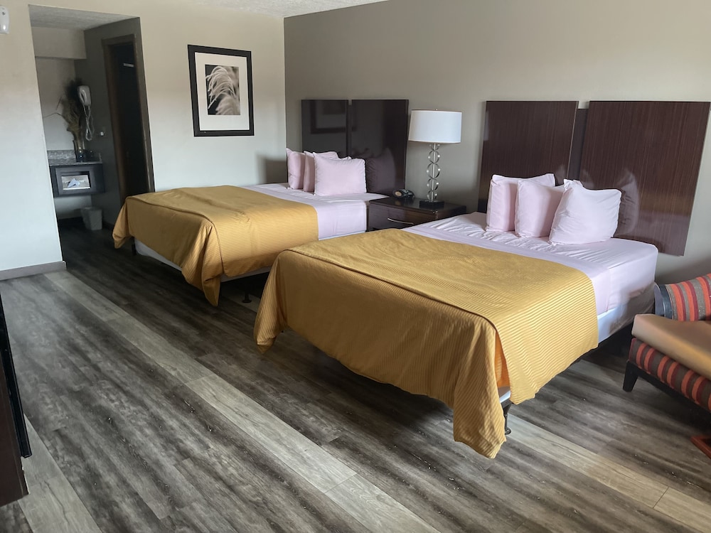 Royal Inn & Suites - photo 11