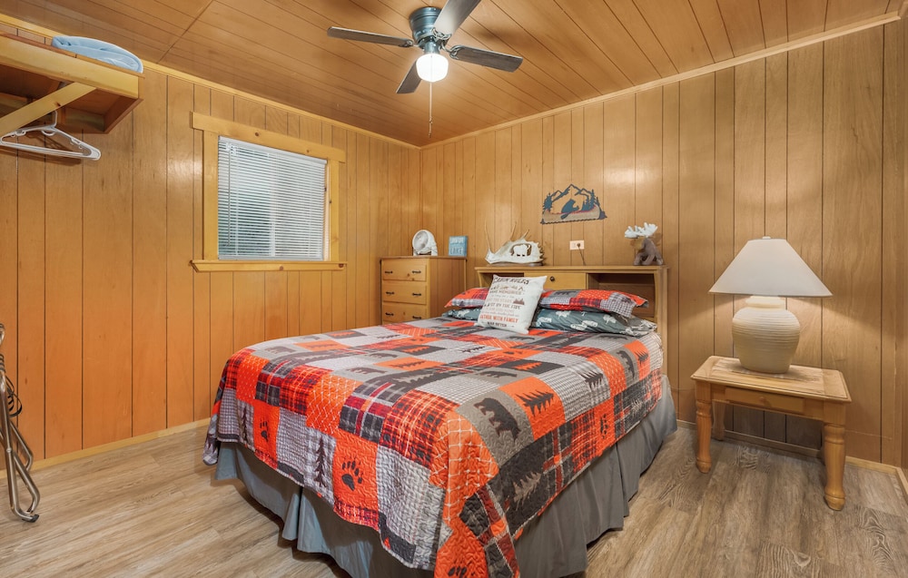 Bear Paw Lodge & Vacation Homes - photo 9