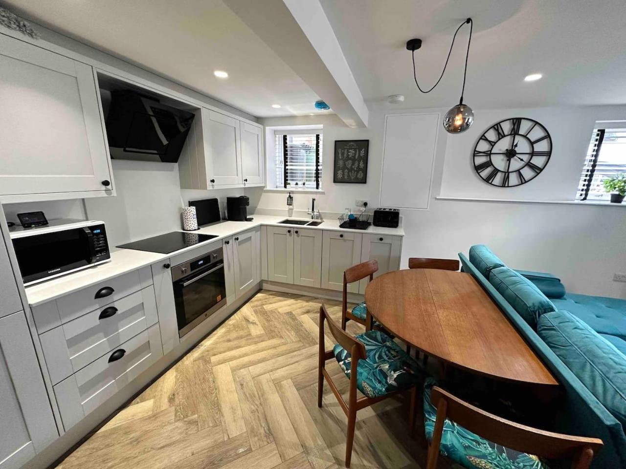 3b Roman View Beautifully appointed apartment with 2 en suite bedrooms in great Roundhay location Netflix off street parking & EV charging — 4-Star Luxury Hotel in Leeds, United Kingdom