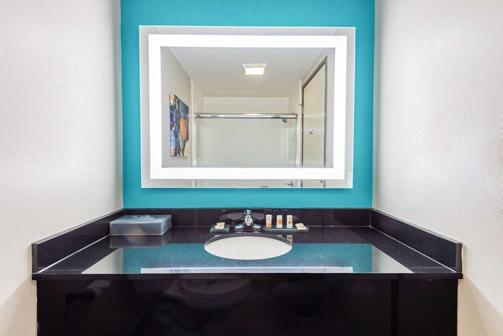 La Quinta Inn & Suites by Wyndham Jamestown - photo 19