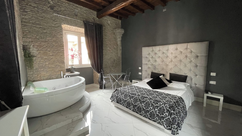 Luxury Home La Perla Al Parlamento — 4-Star Luxury Hotel in Rome, Italy