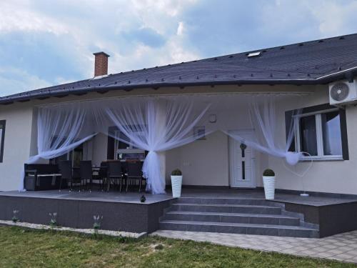 Reginahouse — 4-Star Luxury Hotel in Szigetszentmiklos, Hungary