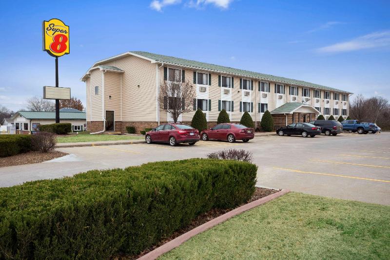 Super 8 by Wyndham Pittsburg KS - photo 3