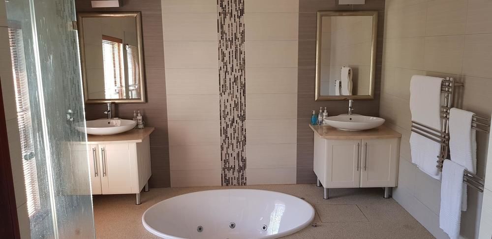 Luxury Serviced Villa in Constantia