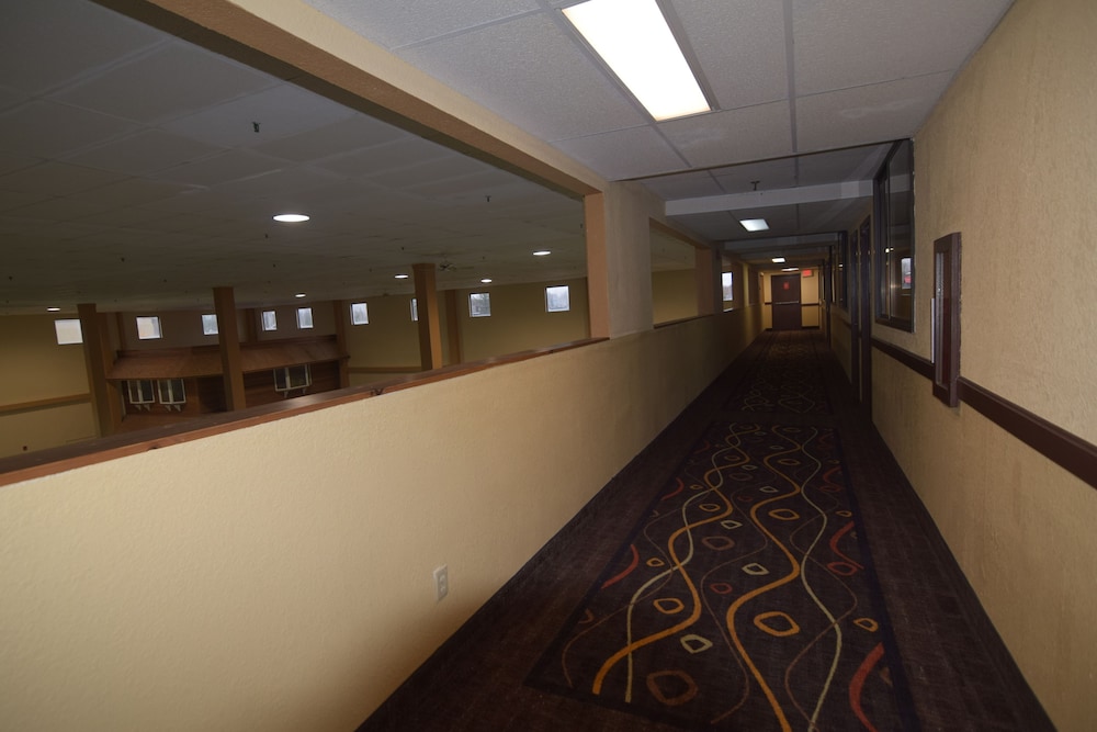 Katahdin Inn & Suites - photo 36