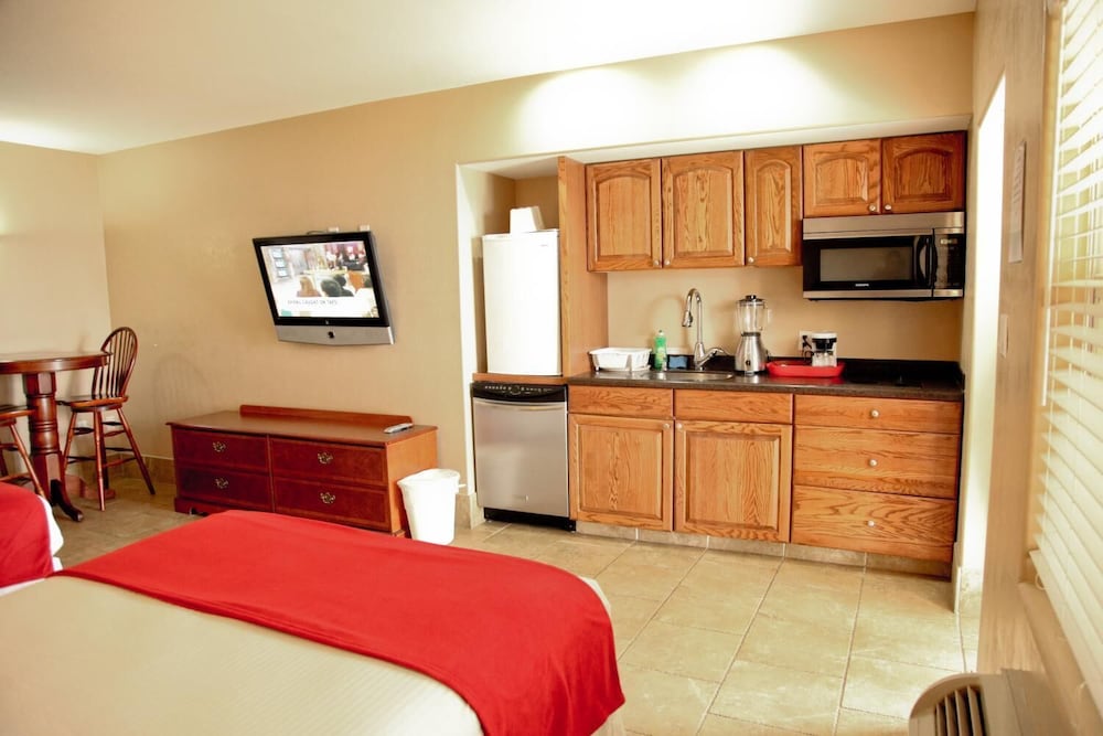 Lake Grassy Inn & Suites - photo 7