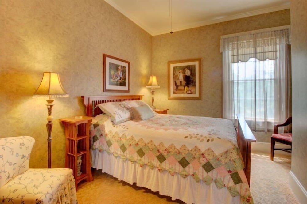 Bybee's Historic Inn - photo 23