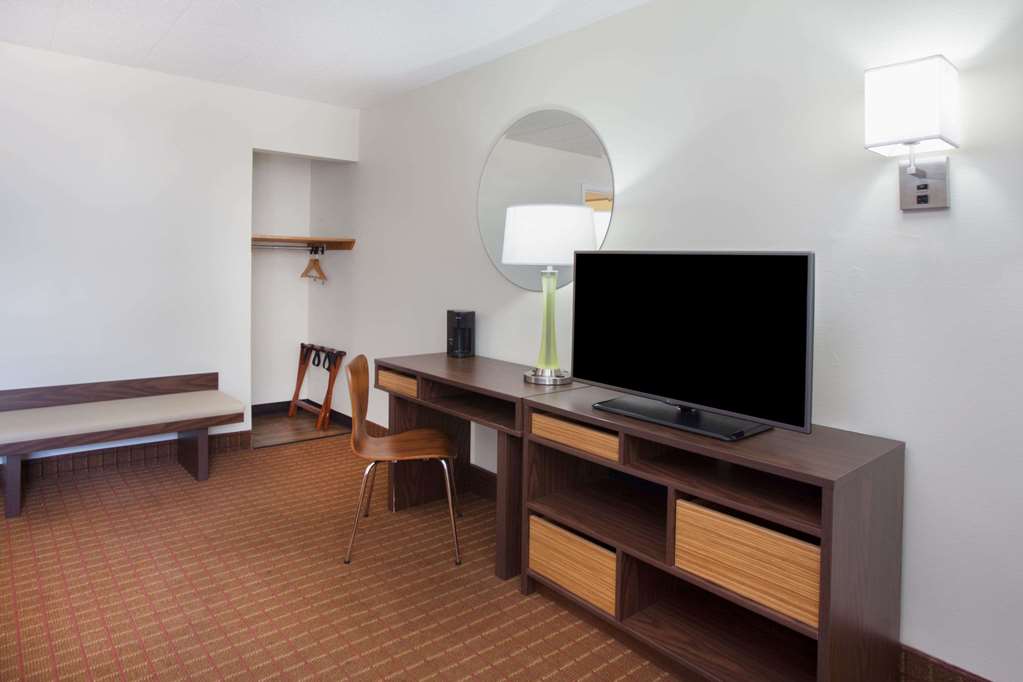 Super 8 by Wyndham Chicago Rosemont O'Hare SE - photo 12