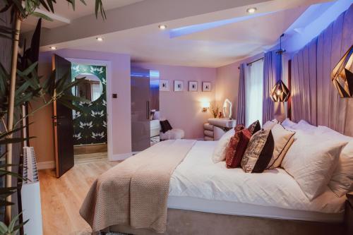 The Penthouse Luxury Central Apartment — 4-Star Luxury Hotel in Glossop, United Kingdom