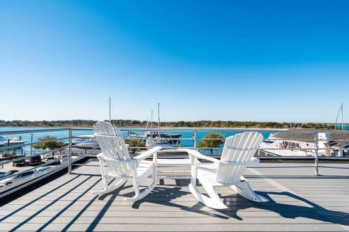 Why Knot Getaway Rooftop with WaterView Unit F in Beaufort, United States