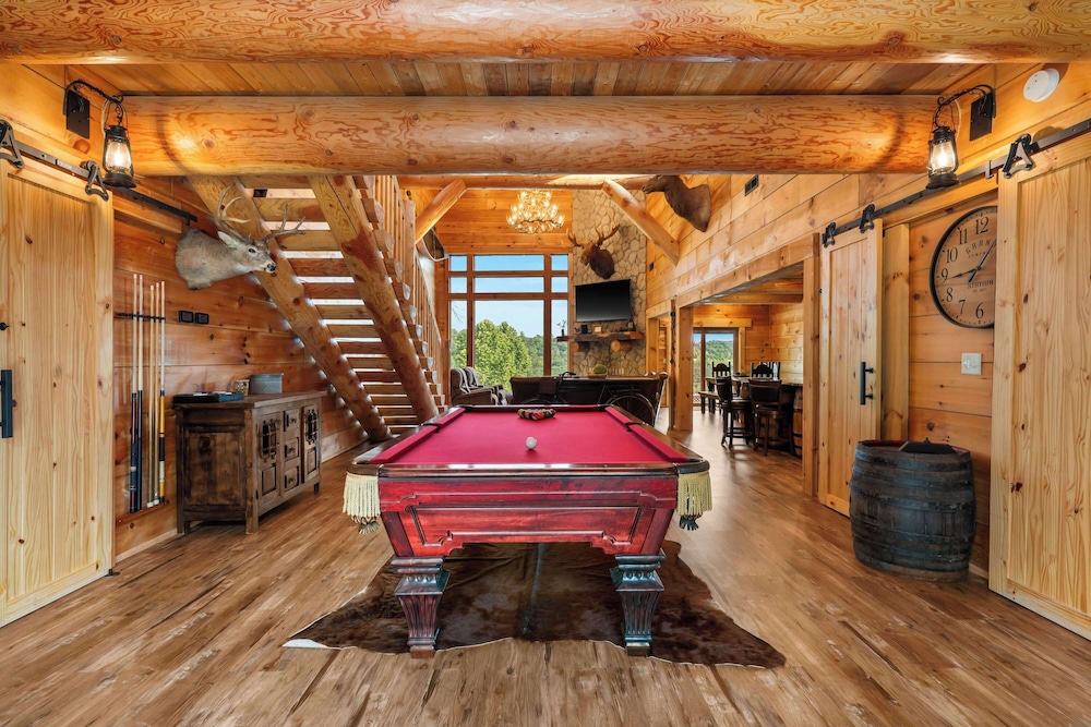 Buffalo Lodge Stay for 8 — 4-Star Luxury Hotel in Branson, United States