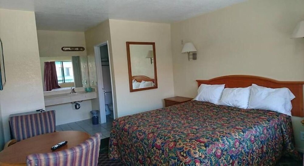 Bristol Motel - photo 7