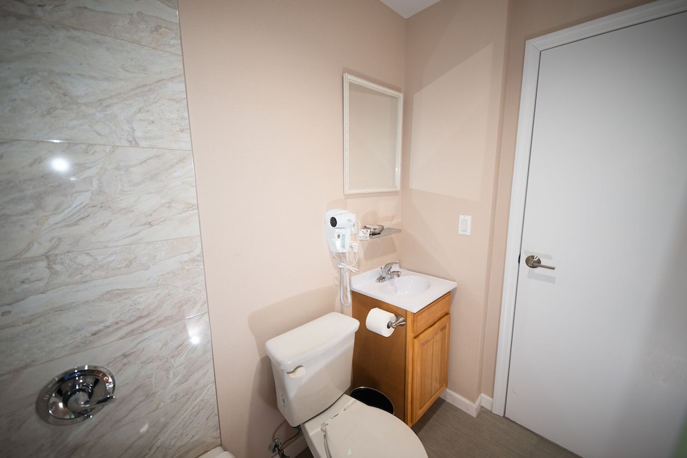 Flushing Garden Hotel - photo 16