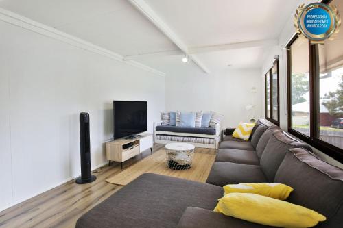The Relax Shack Pet Friendly 8 Mins Walk to Beach — 4-Star Luxury Hotel in Culburra Beach, Australia