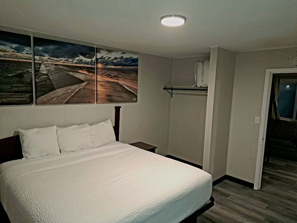Days Inn & Suites by Wyndham Port Huron - photo 8