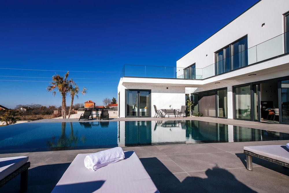 Villa Stressless — 4-Star Luxury Hotel in Zemunik Donji, Croatia