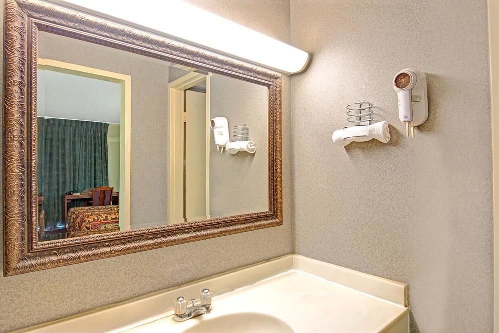Knights Inn Wheeling - photo 11