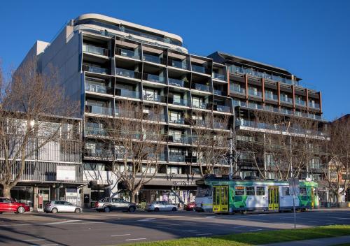 Modern Quiet 1 & 2 Bed Apt Opposite Albert Park — 4-Star Luxury Hotel in Melbourne, Australia