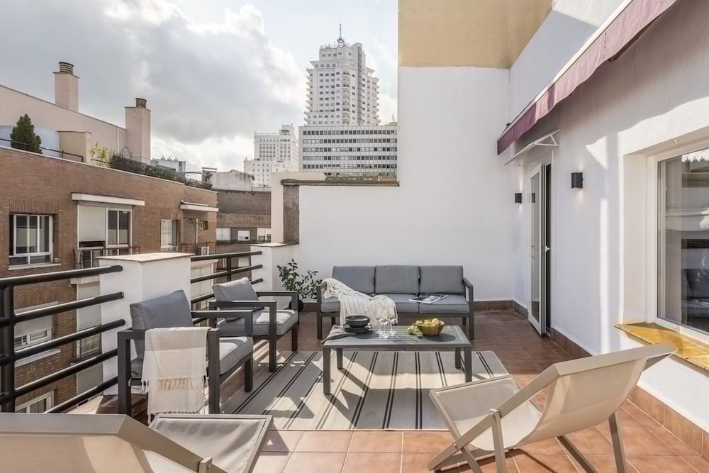 Trentola 3 Bedroom in Malasa a hotel Argüelles Madrid