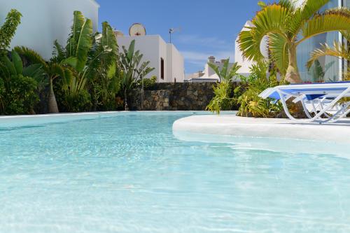 AquaBlanca Suite Chic Deluxe en Punta Mujeres — 4-Star Luxury Hotel in Punta De Mujeres, Spain