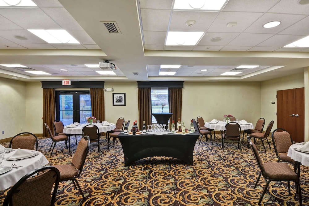 Hampton Inn and Suites New Hartford Utica - photo 37