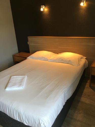 Hotel Le Bretagne Et Restaurant Le Papillon — Gorron