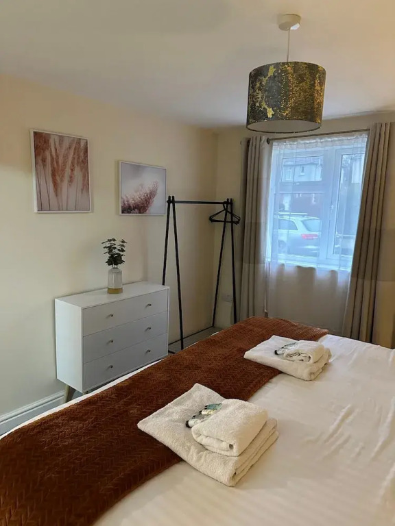 Orange Lilly in Stroud with Free Parking — 4-Star Luxury Hotel in Stroud, United Kingdom