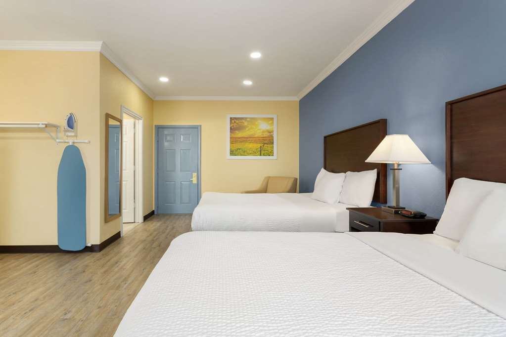 Days Inn & Suites by Wyndham Euless DFW Airport South - photo 26