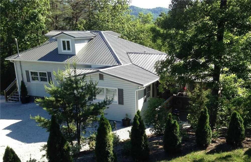 Emory House 8 Bedroom Home with Hot Tub — 4-Star Luxury Hotel in Pigeon Forge, United States