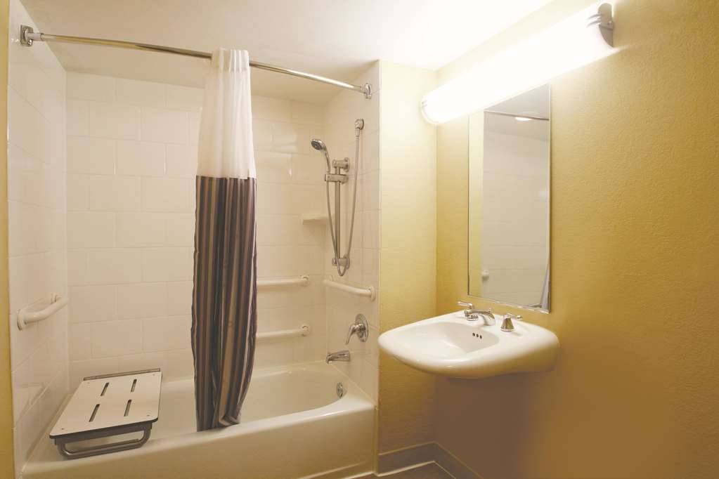 La Quinta Inn & Suites by Wyndham Coral Springs South - photo 16